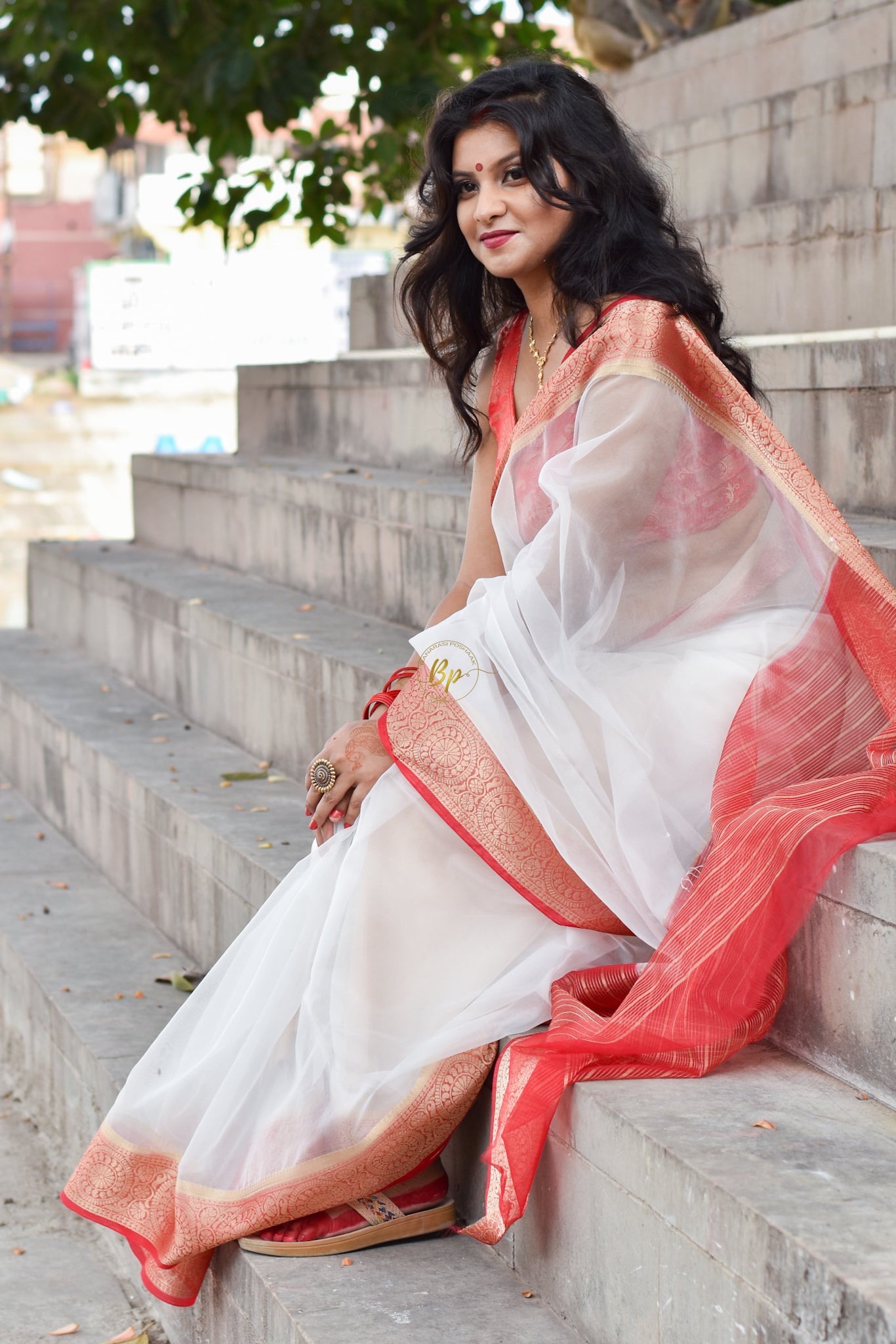 Authntic handwoven banarasi organza red white saree with golden zari weaving border and pallu