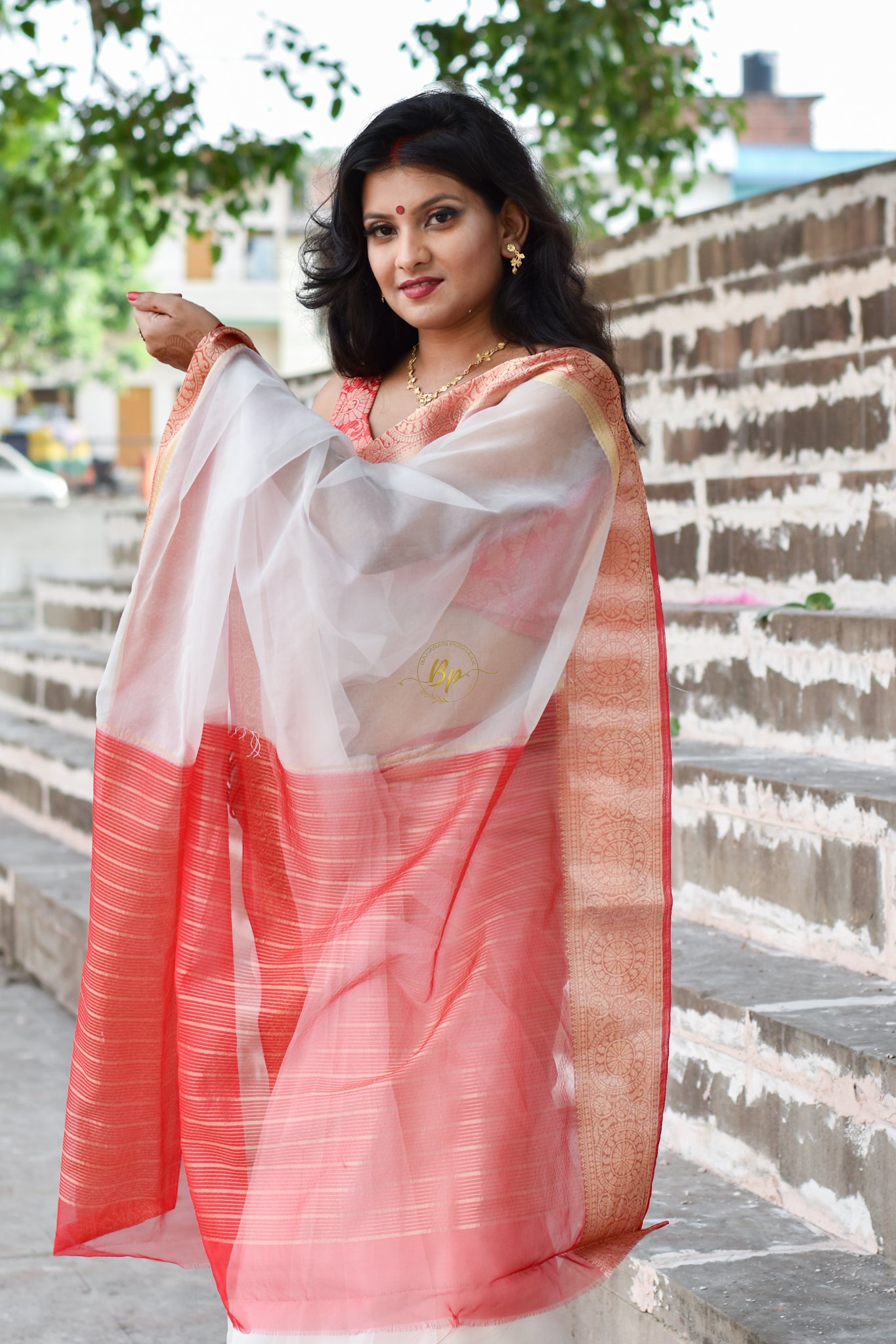 Authntic handwoven banarasi organza red white saree with golden zari weaving border and pallu