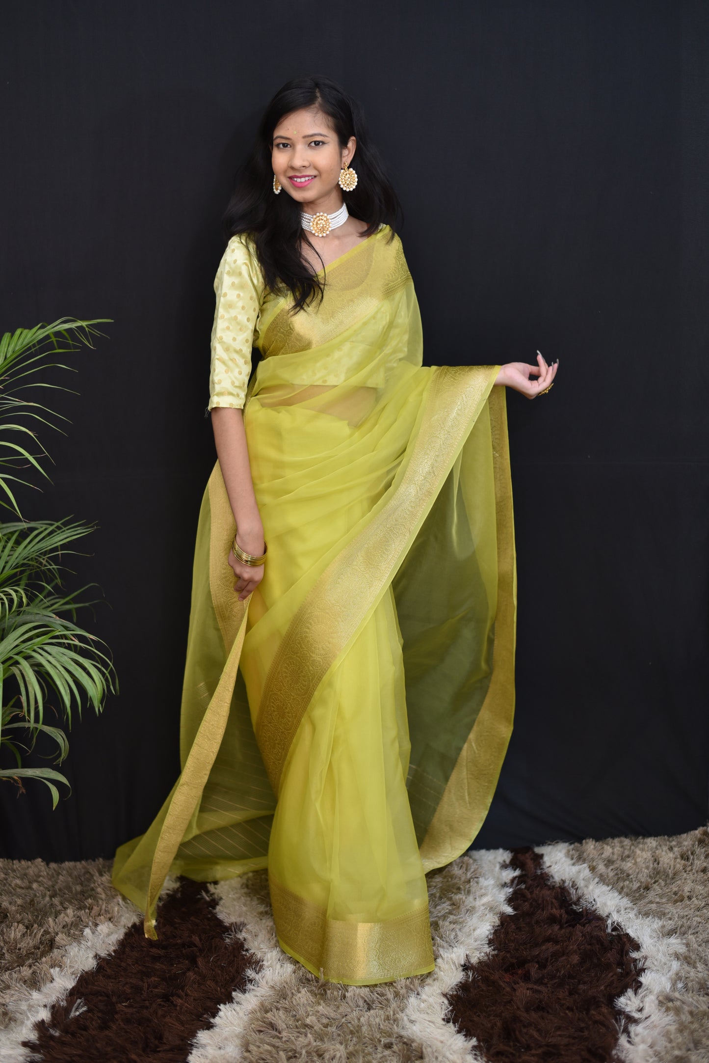 Beautiful banarasi organza saree in lemon green shade comes with golden border and pallu