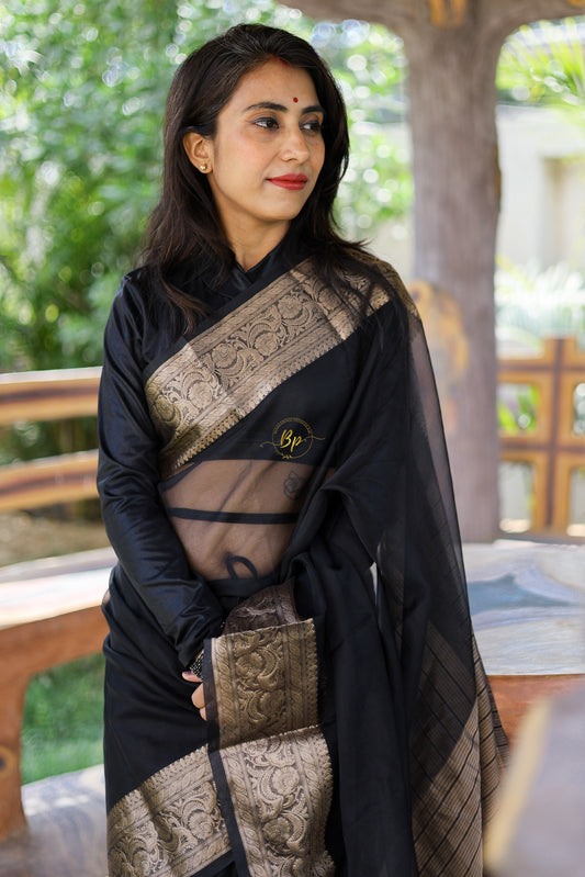 Authntic handwoven banarasi organza saree with copper zari weaving border and pallu